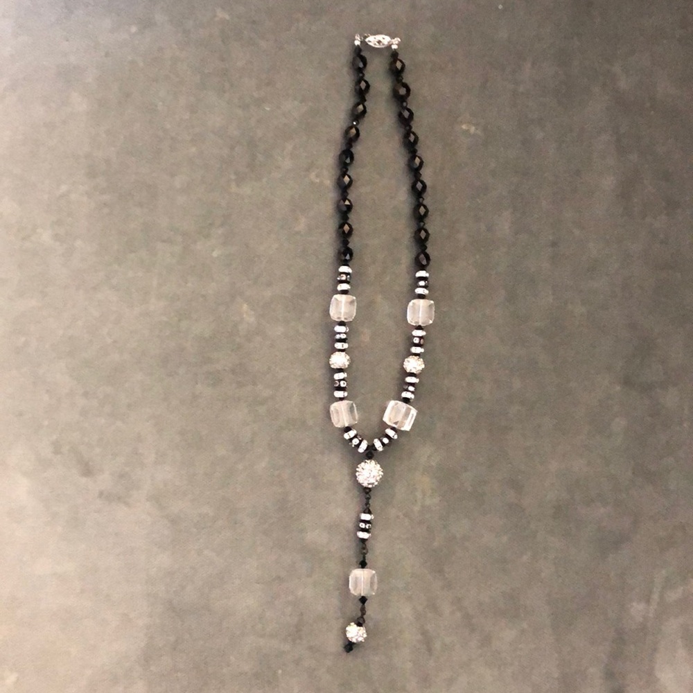 Stunning necklace with a drop.